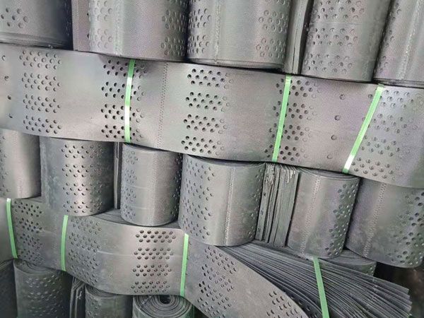 土工格室?guī)齑?/></p><p><strong>產(chǎn)品介紹：</strong></p><p>土工格室施工/土工格室是目前國內(nèi)外較為流行的一種新型的高強(qiáng)度土工合成材料，它是由高強(qiáng)度的HDPE或PP共聚料寬帶，經(jīng)過焊接或鉚接而形成的一片網(wǎng)狀格室結(jié)構(gòu)。它伸縮自如，運(yùn)輸時(shí)可縮疊起來，使用時(shí)張開并又充填土石或混凝土料，構(gòu)成具有強(qiáng)大側(cè)向限制和大剛度的結(jié)構(gòu)體。它可用來做為墊層，處理軟弱地基增大地基的承載能力，也可鋪設(shè)在坡面上構(gòu)成坡面防護(hù)結(jié)構(gòu)，還可以用來建造支擋結(jié)構(gòu)等。</p><p><strong>產(chǎn)品優(yōu)勢：</strong></p><p>1、材質(zhì)輕、耐磨損，化學(xué)性能穩(wěn)定、耐光氧老化、耐酸堿，適用于不同土壤與沙漠等土質(zhì)條件。</p><p>2、較高的側(cè)向限制和防滑，防變形、有效的增強(qiáng)路基的承載能力和分散荷載作用。</p><p>3、改變土工格室高度、焊距等幾何尺寸可滿足不同的工程需要。</p><p>4、伸縮自如，運(yùn)輸體積??；聯(lián)接方便、施工速度快。</p><p><strong>產(chǎn)品用途：</strong></p><p>1、用于穩(wěn)固公路、鐵路路基。</p><p>2、用于承受載重力的堤防及淺水河道治理。</p><p>3、用于防止滑坡及受載重力的混合式擋墻。</p><p>4、在遇到軟地基時(shí)，采用土工格室可大大減輕施工勞動強(qiáng)度，減少路基厚度施工速度快、性能好，大大的降低工程造價(jià)。</p><p><br/></p><div   id=